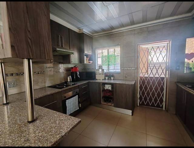 3 BEDROOM TOWNHOUSE FOR SALE IN CLAREMONT